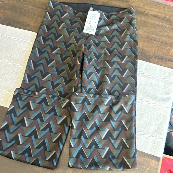 🆕 Woman’s Hue Cropped Flare Legging - Picture 2 of 3